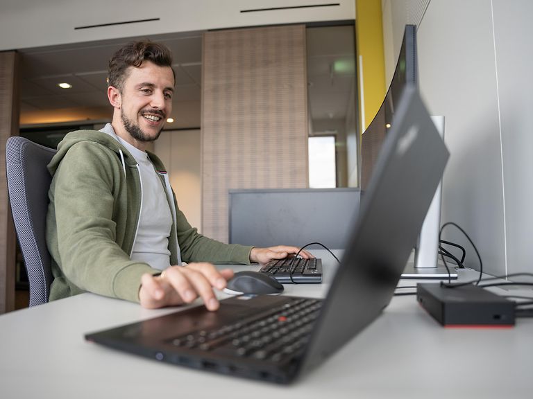 working-areas-image-it Férfi a laptopnál