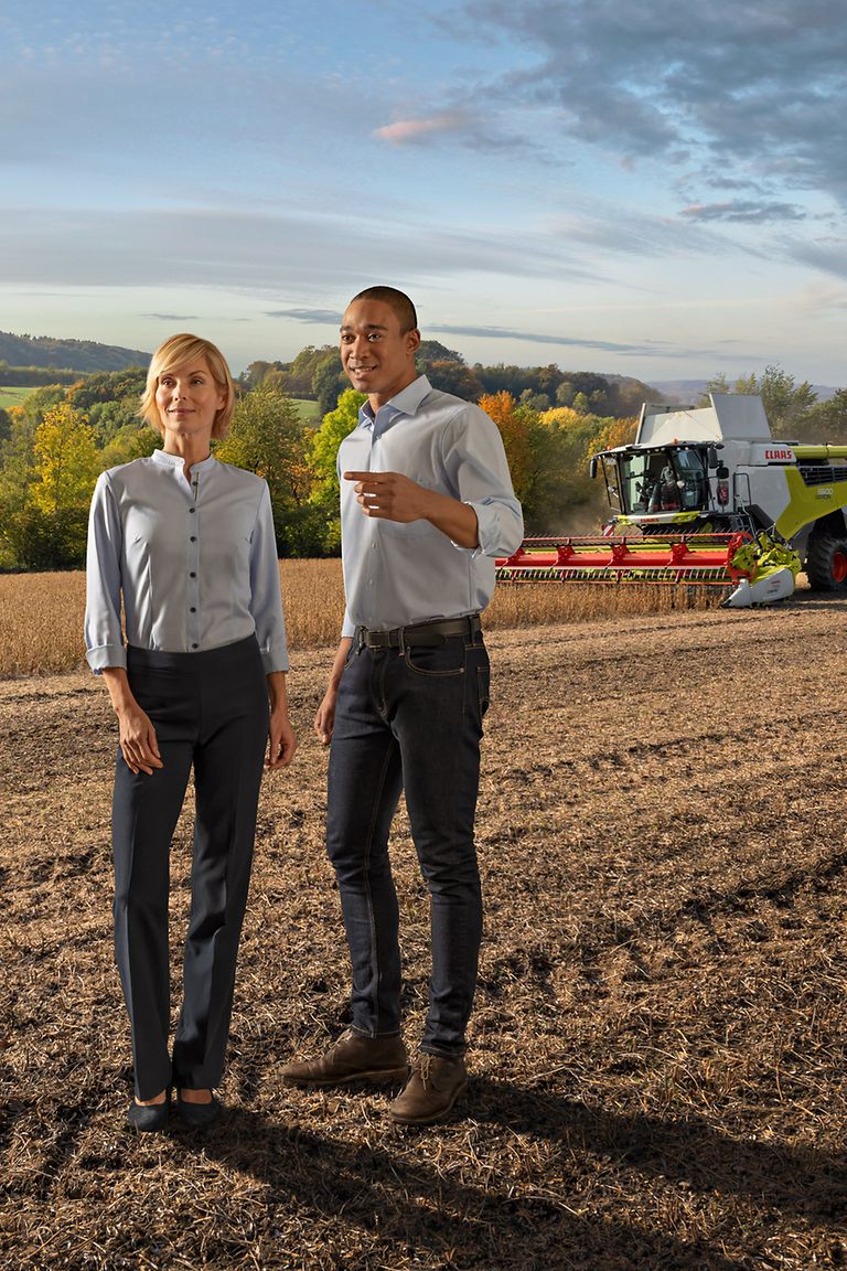 direct-entry-stage-pic Hombre y mujer delante de una cosechadora en una parcela