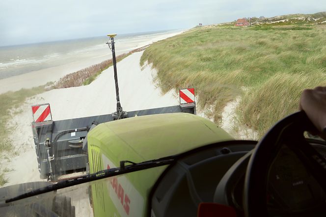 Fahrt zum Strand durch Dünen Kopie