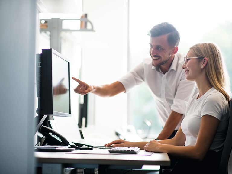 industrial-clerk Zwei Personen am Schreibtisch.