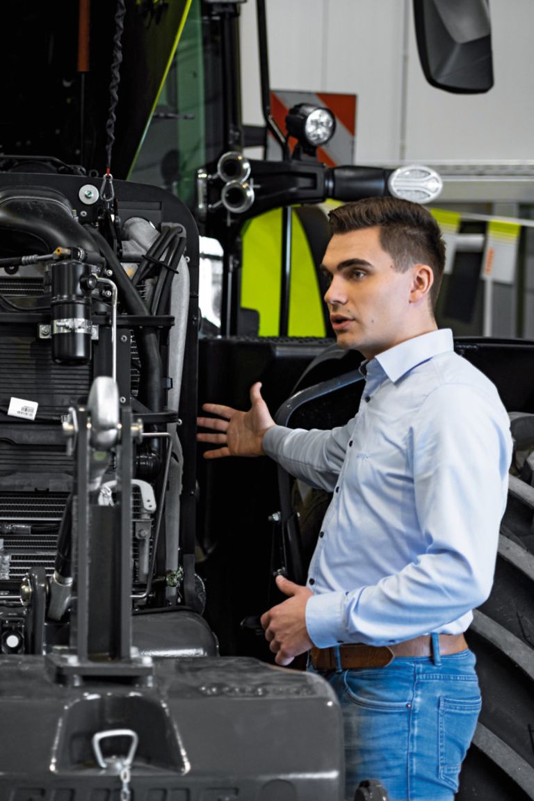 working-areas-stage-pic Koledzy stojący przed ciągnikiem z otwartą maską