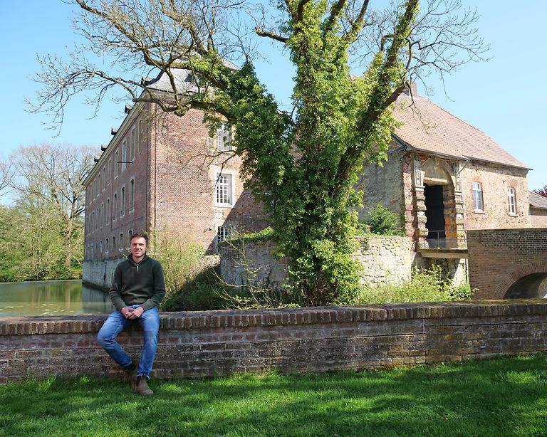 Julius Pellengahr vor altem Wasserschloss_Wohnhaus