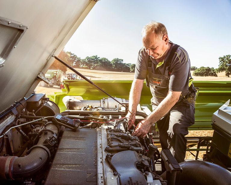 salespartner-workingareas-stage-pic Meccatronico per macchine agricole al lavoro su una mietitrebbia