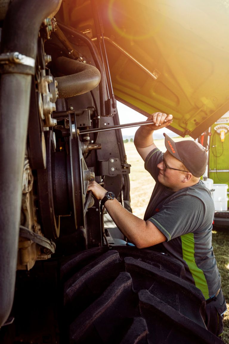 salespartner-stage-pig Un tecnico meccatronico all'opera su una trincia