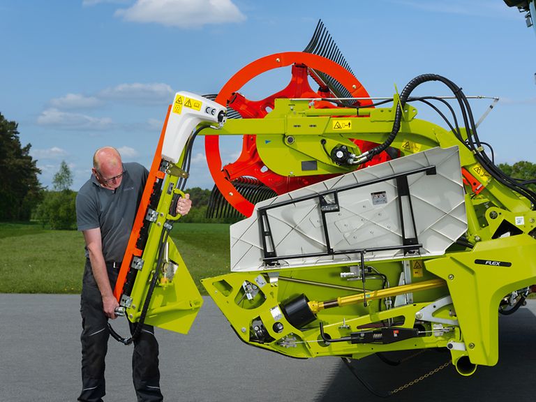 328920_27 Person montiert Rapsmesser an das CONVIO Schneidwerk.