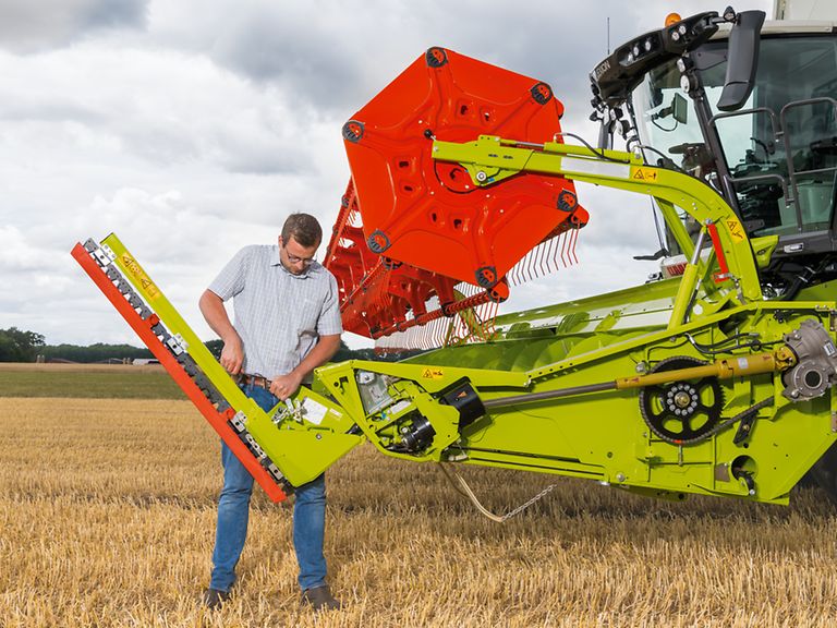 465769_27 Работник устанавливает рапсовые ножи на жатку VARION.