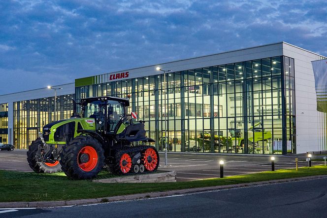 CLAAS UK ночью