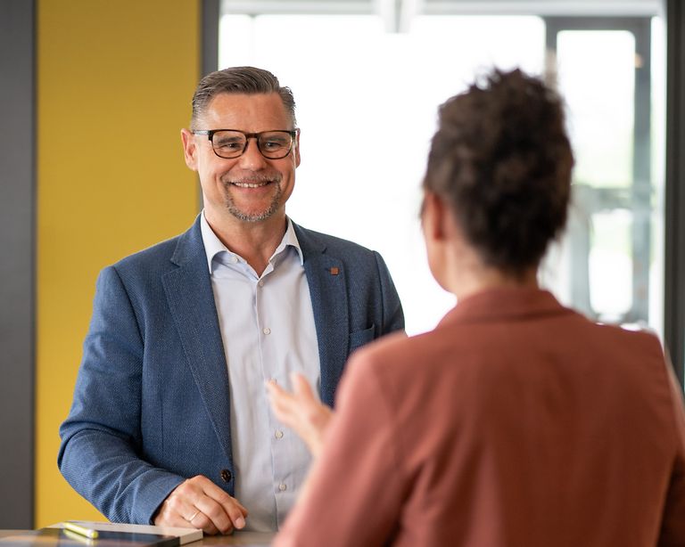 professionals-image-teaser-jobboard Kollege im Bewerbungsgespräch