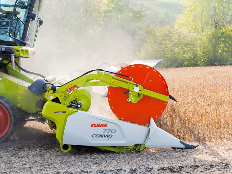 389158_27 Знімок із близької відстані збоку: CONVIO FLEX 770 на збиранні сої.