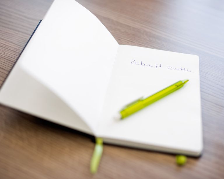 226230_27 Offenes Notizbuch mit Stift.