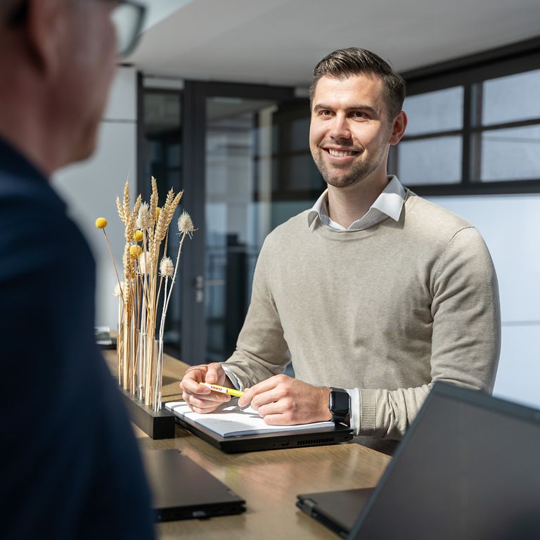 traineeprogramme-application Absolvent im Bewerbungsgespräch