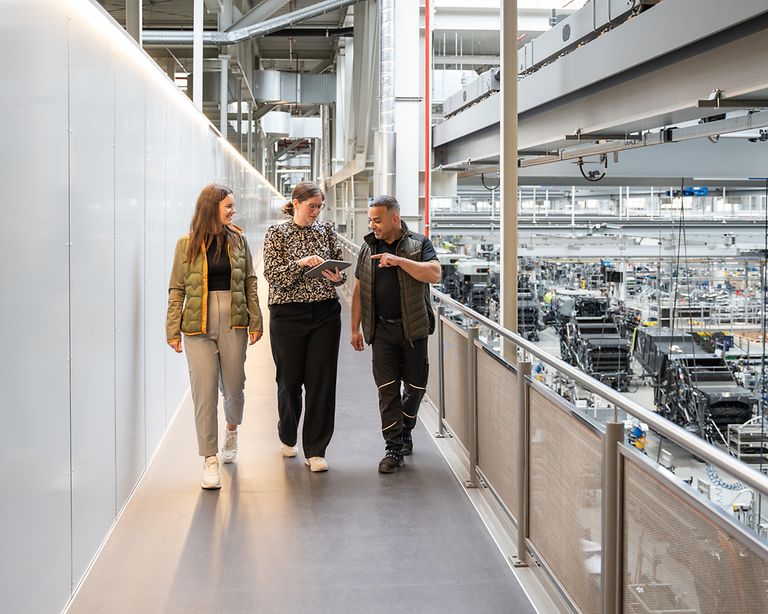 working-areas-stage-pic Kolleg:innen laufen über Skywalk in Produktion