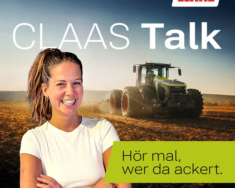 Podcasthörerin zeigt Podcast-Folge auf Handy