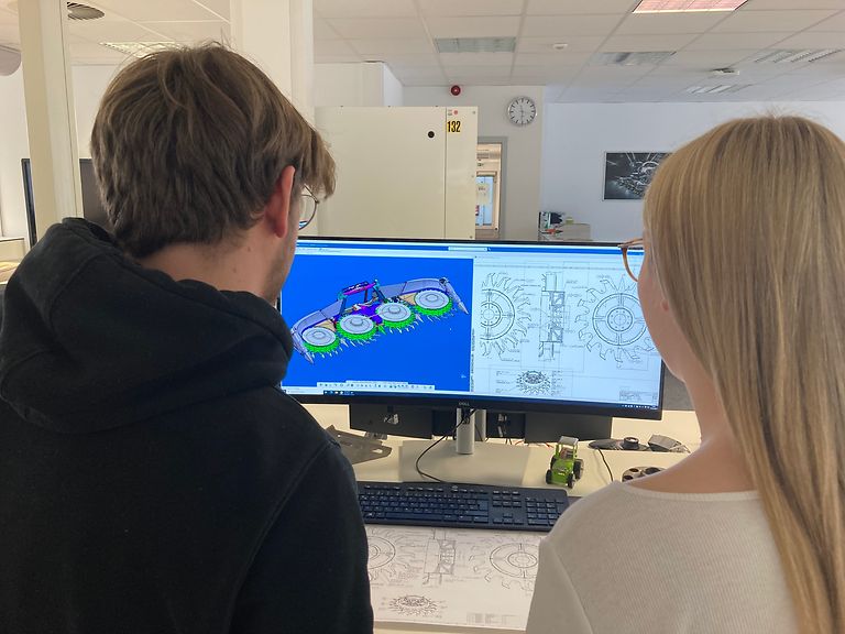 IMG_0660 zwei Personen vor einem Bildschirm