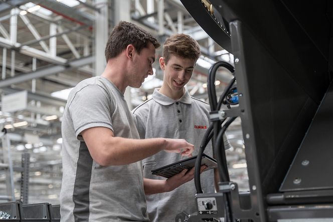 traineeprogramme-image-engineering Trainees im Gespräch in der Produktion