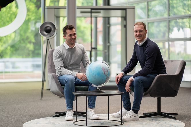 traineeporgramme-image-sales Trainees schauen auf Globus