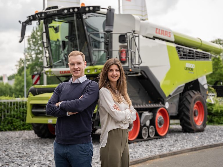 traineeporgramme-trendence Zwei Trainees vor Mähdrescher