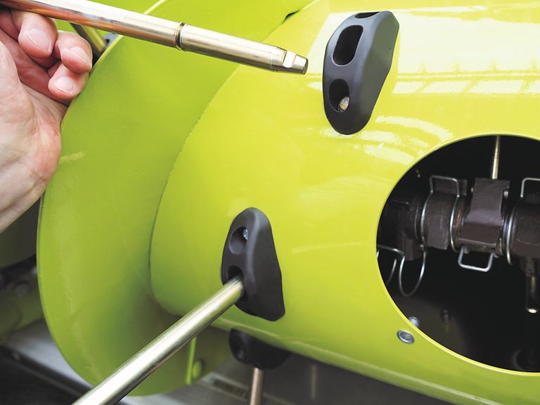 383977_27 Detailed image: Replacing the intake auger fingers.