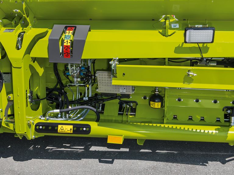 379093_27 Detailed image: display of cutterbar height.