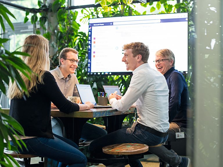 working-areas-image-marketing Colleagues talk in the meeting room