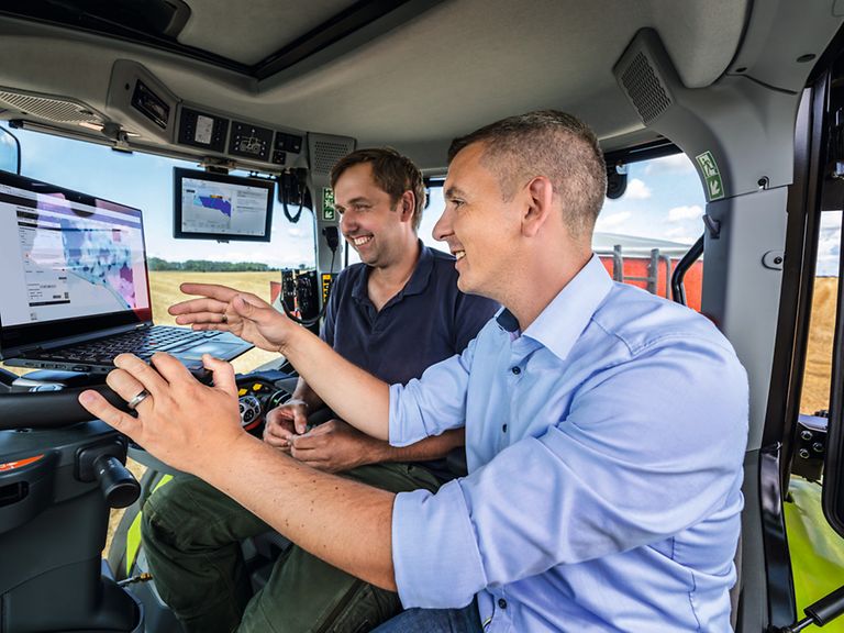 workingareas-image-sales Sales consultant talking to customers sitting in a maschine
