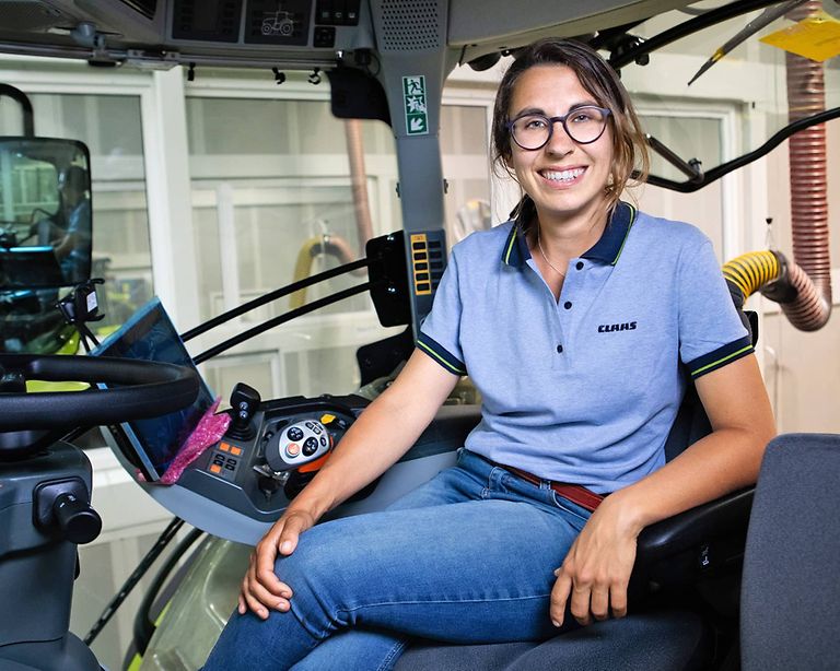 professionals-image-teaser-jobboard Mujer sentada en cabina sonríe a la cámara