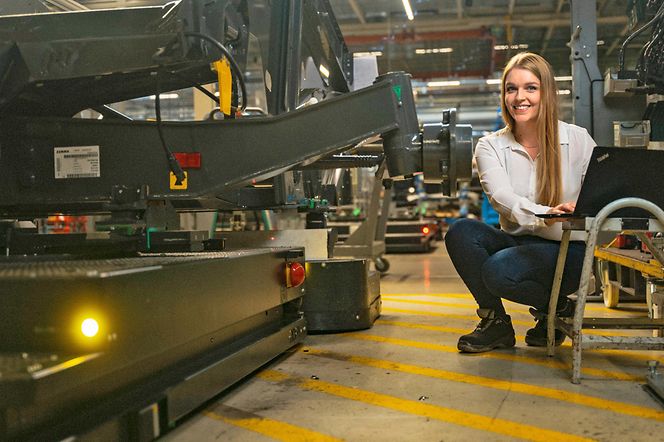 Traineeprogramme-image-manufacturing Trainee mit Laptop in Produktion