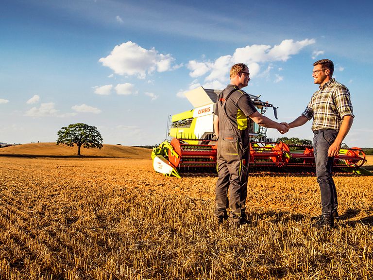 service-technician-pic-1 Landmaschinentechniker mit Kunde auf Feld