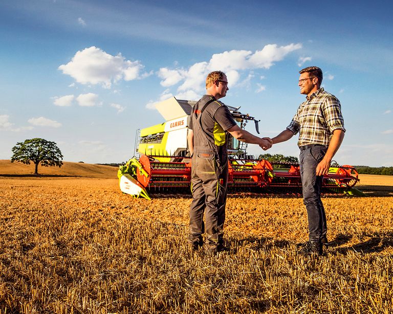 jobs-image-teaser-dealer-jobboard Landwirt schüttelt Landmaschinenmechatroniker die Hand