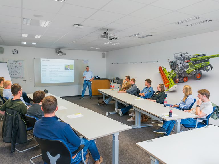 working-areas-image-it Koledzy siedzą w sali konferencyjnej