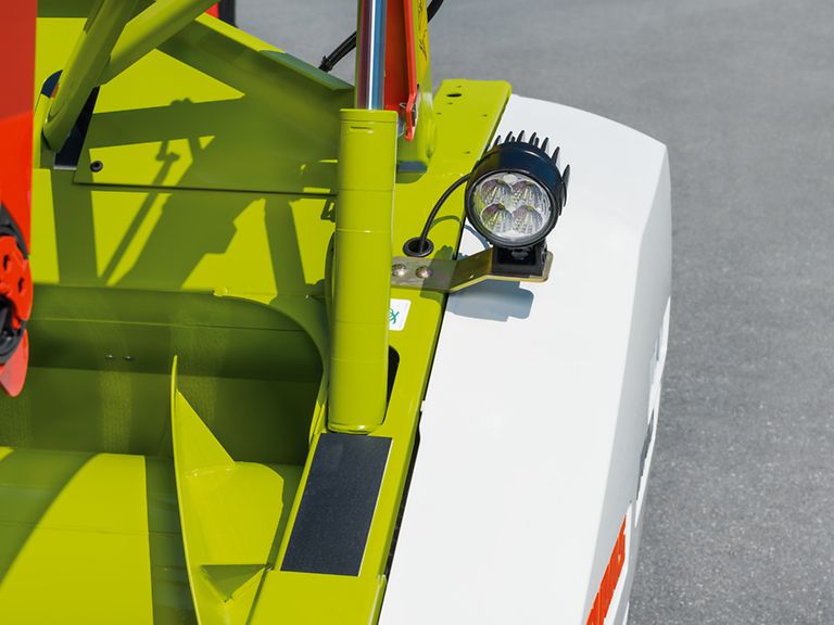 379282_27 Detail image: Work lights on the right-hand side.