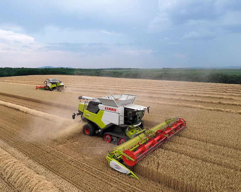 432684_27 TRION 750 harvesting wheat with CONVIO 1080.