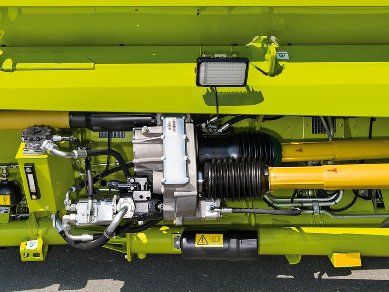 379056_27 Close-up of CONVIO drive, gearbox, PTOs, hydraulic pumps.
