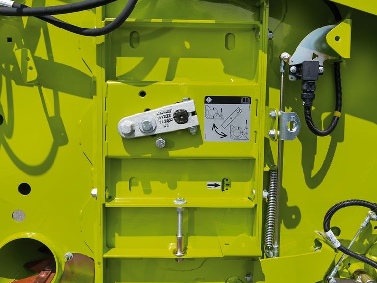 465523_27 Detail image of height adjustment of intake auger.