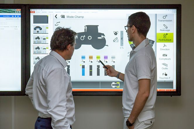 high-tech-meets-purpose-infrastructure (1) Kollegen sprechen über Präsentation auf Bildschirm