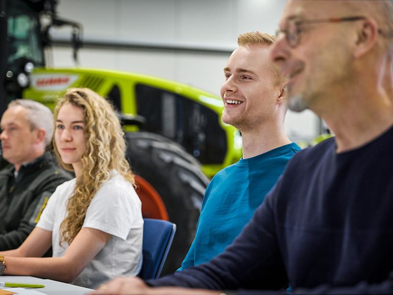 working-areas-image-hr Colleagues in a conversation