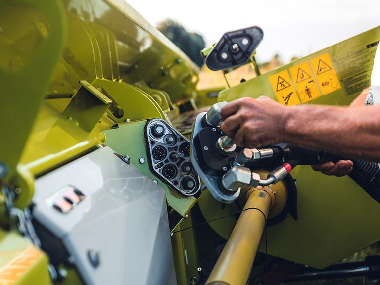 TRION 730 su VARIO 770 pjaunamąja pradeda kulti miežių lauką.