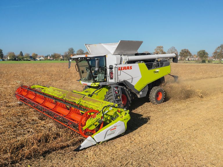 443884_27 TRION 730 s žacím ústrojím CONVIO FLEX 770 při sklizni sóji.