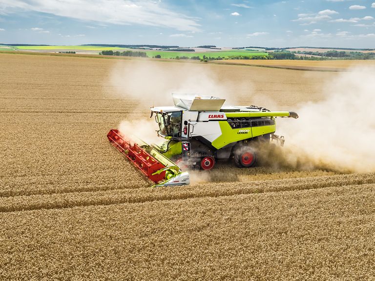 471322_27 LEXION 8600 TERRA TRAC avec barre de coupe VARIO 1080 lors de la récolte de blé.